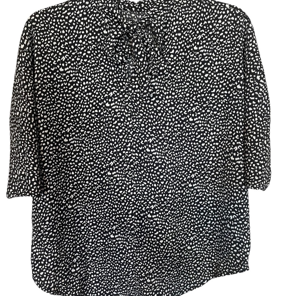 Shen blouse worn once to take pictures. Women’s blouse size medium - Picture 5 of 6